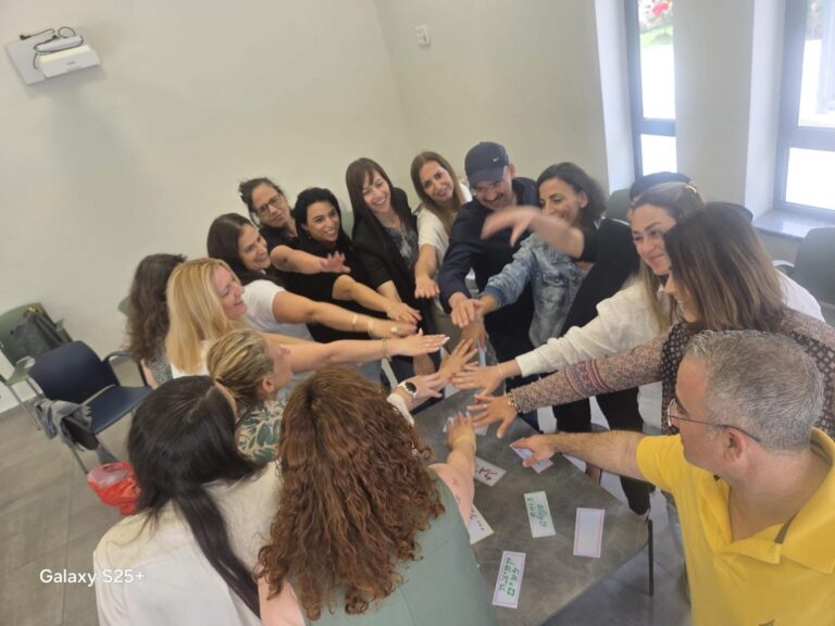 מעגל ידיים מתוך פעילות של סגול בחינוך